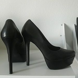 Jessica Simpson Black platform pumps