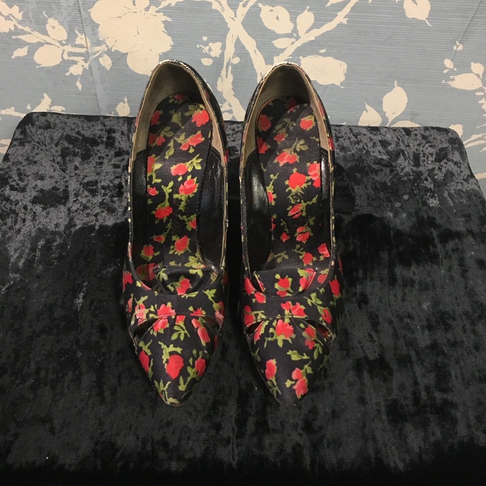 Vintage floral high heels