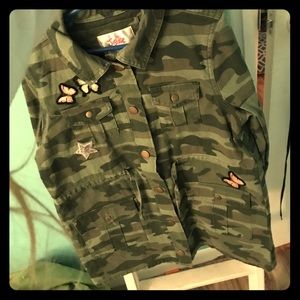 A  thigh length patched camo jacket⭐️🦋