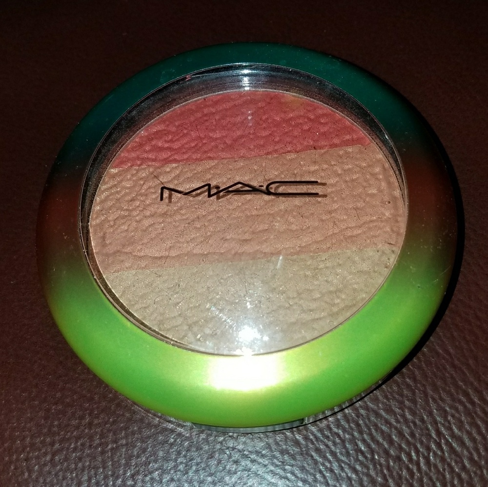 MAC COSMETICS highlight powder in Freshen up