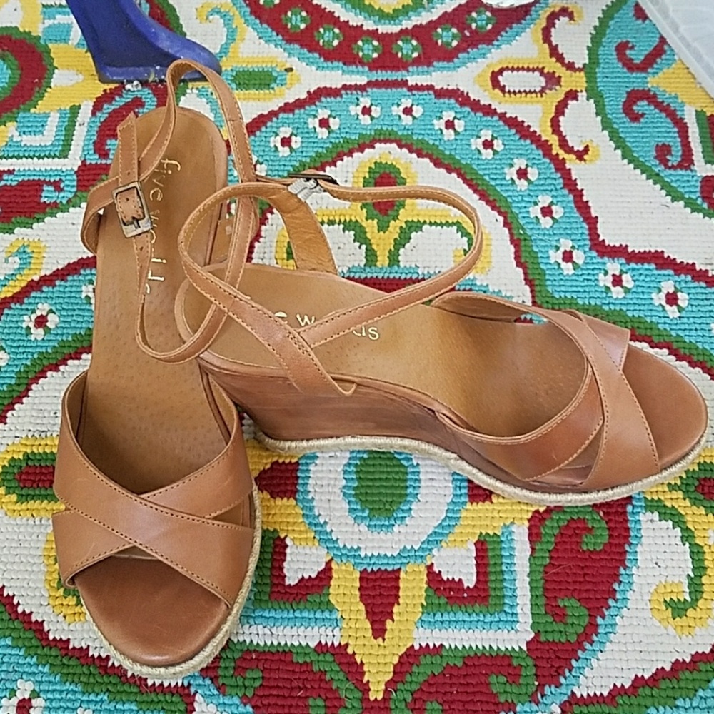 NWOT Five Worlds Wedges