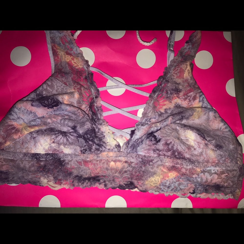 💜VS PINK💜 Lacey cross front unlined bralette!