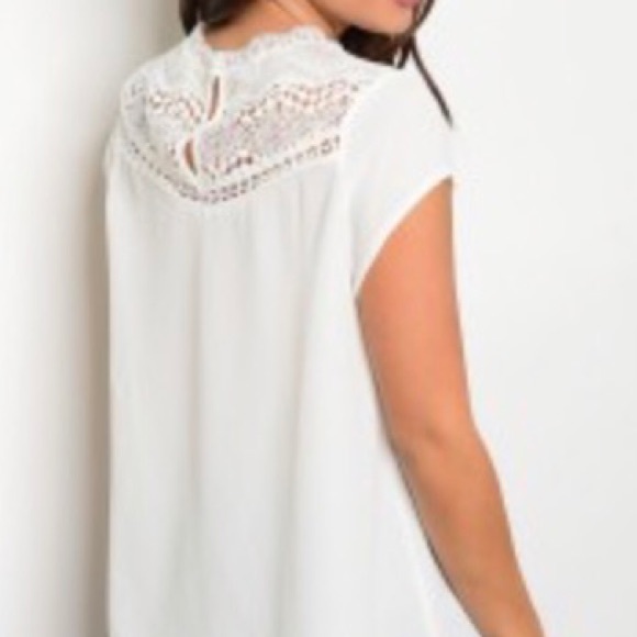 Beautiful basic white top - Picture 2 of 4