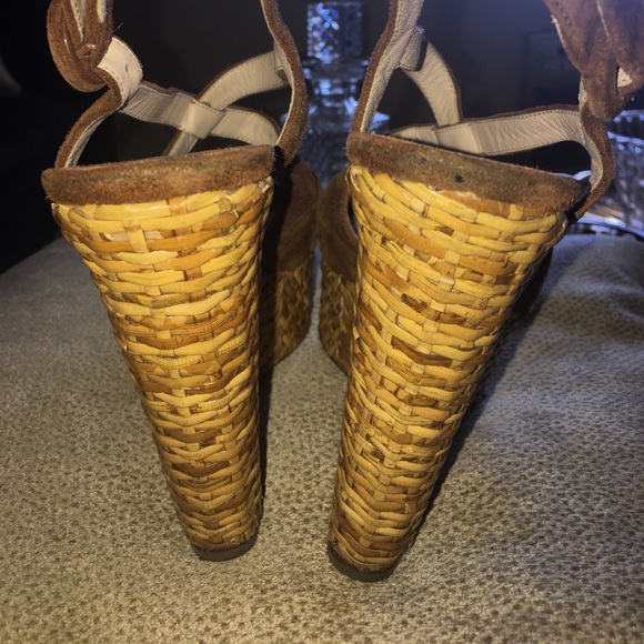 Prada. - Picture 3 of 4