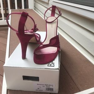 Cute hot pink suede sandals 👠