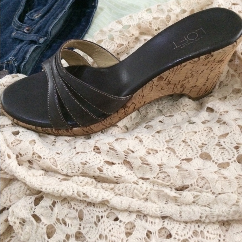 $10 FLASH SALE! 💕LOFT Leather Wedge