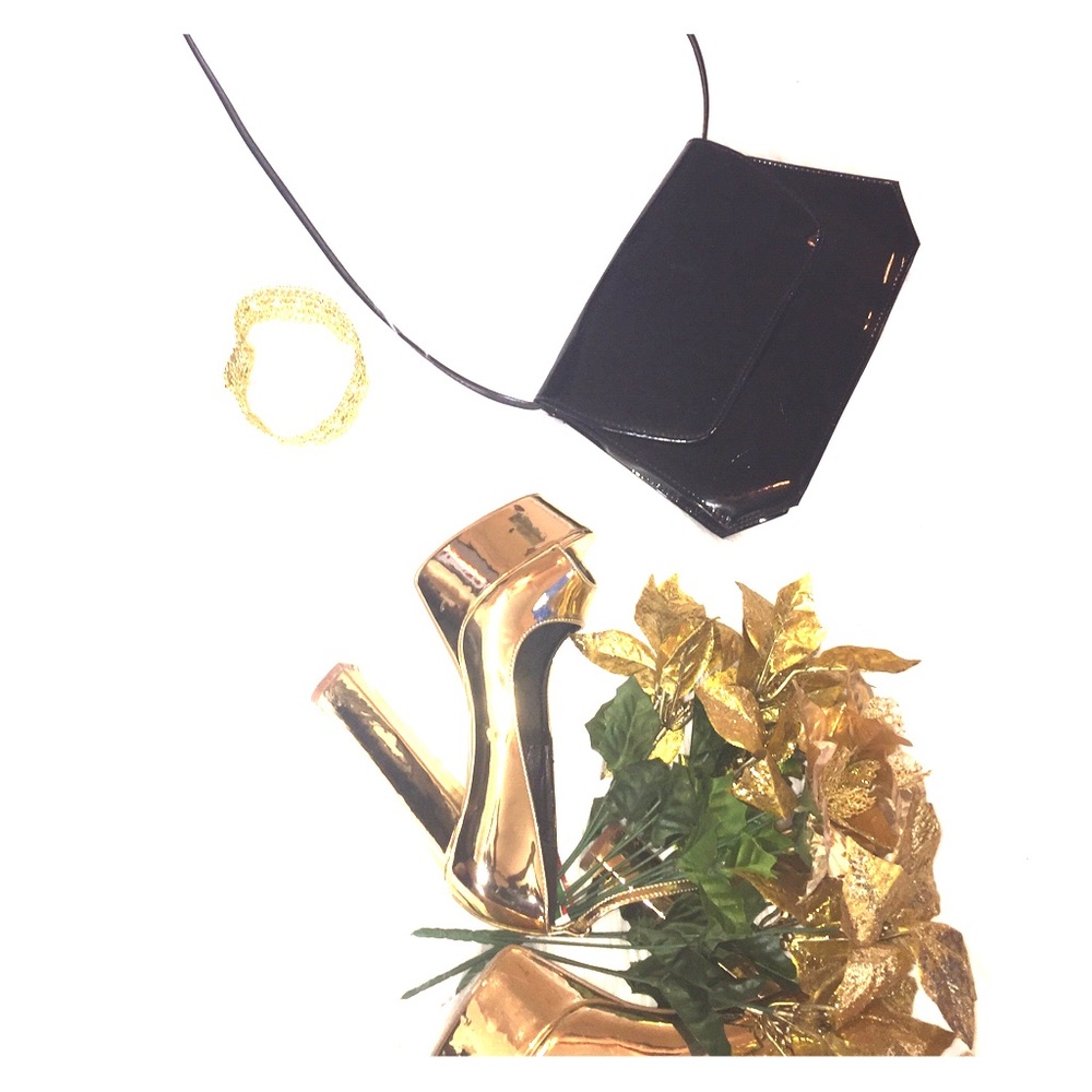 Black vintage side purse.