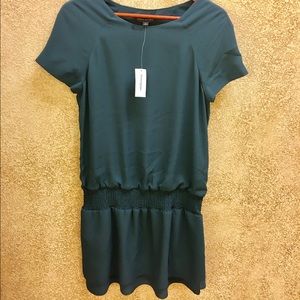 Banana Republic short-sleeve drop-waist tunic.