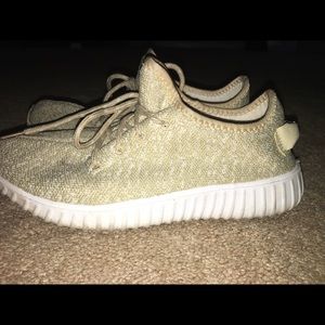 Tennis shoes