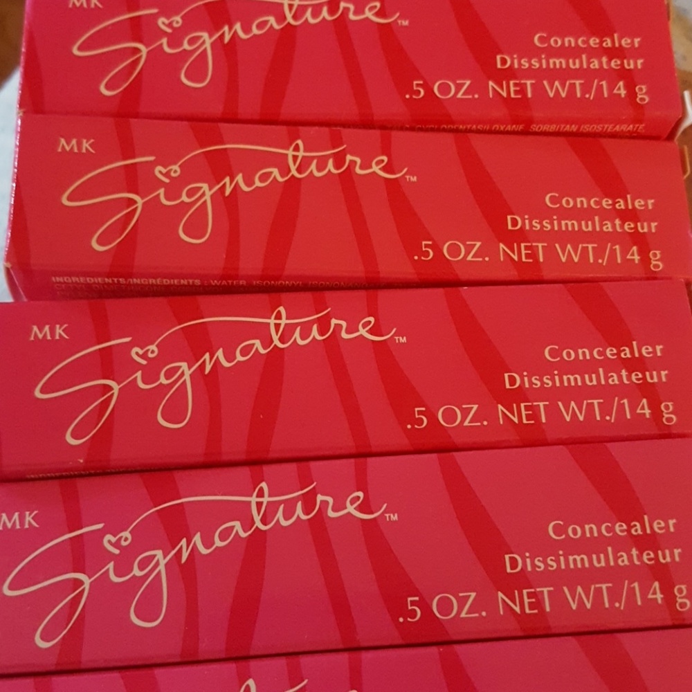 SOLD!!! MK Signature concealer