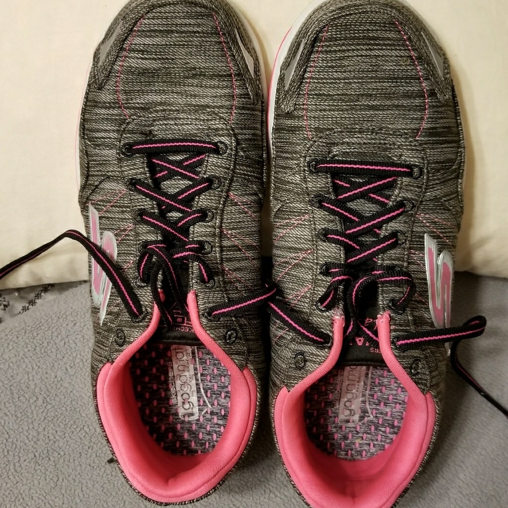 CLEAN OUT SALE!! Skechers GoWalk Flash Size 7.5