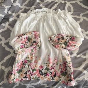 Beautiful floral top!