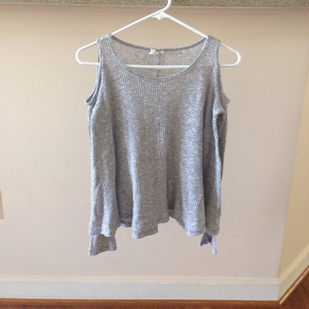 Gray and white yarn like shirt