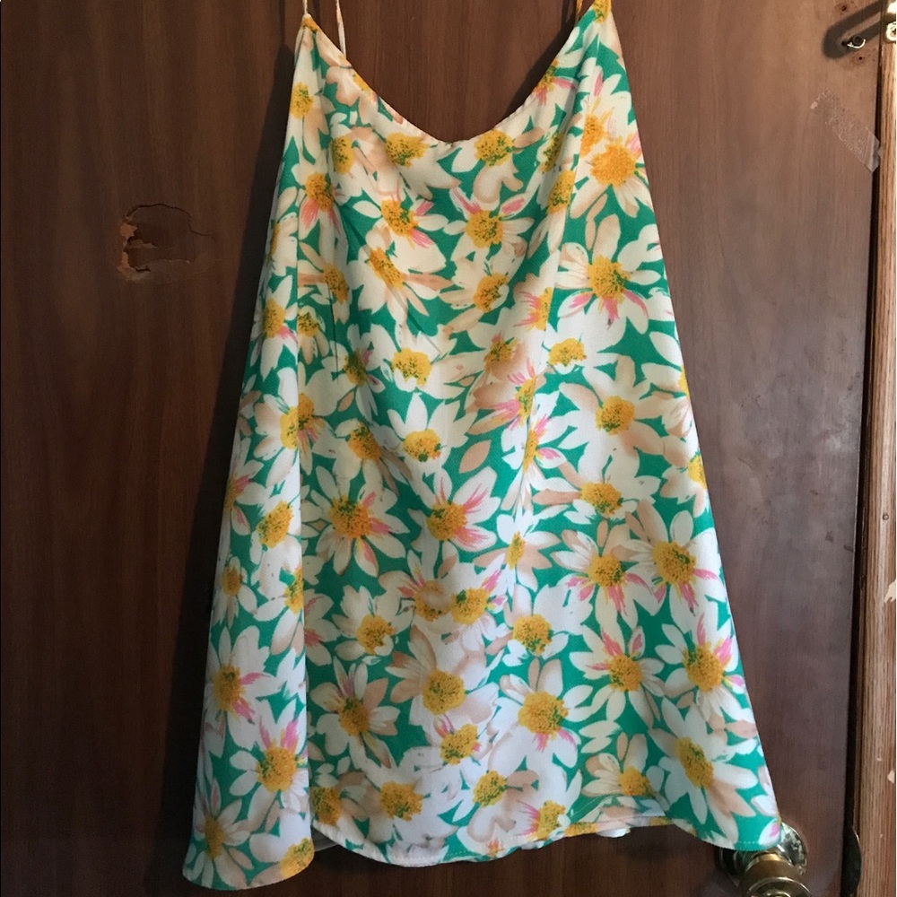 🌸Spaghetti strap daisy shirt🌸