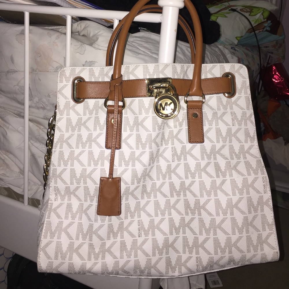 Authentic MK Large Hamilton Traveler 💛💛🔒