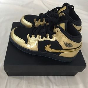 Air Jordan 1 Mid Metallic Gold