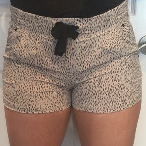 Lululemon Spring Breakaway Short• Black / Pink