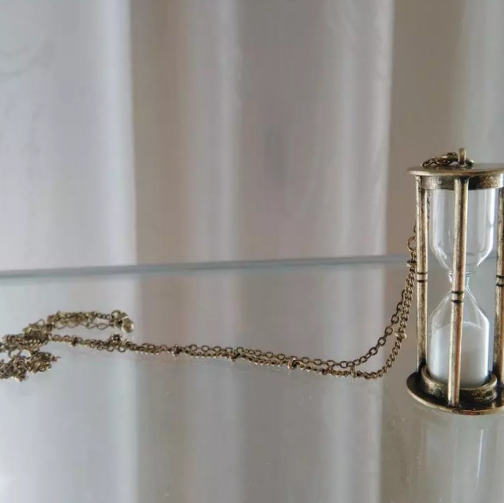 Functional hourglass necklace- really works!