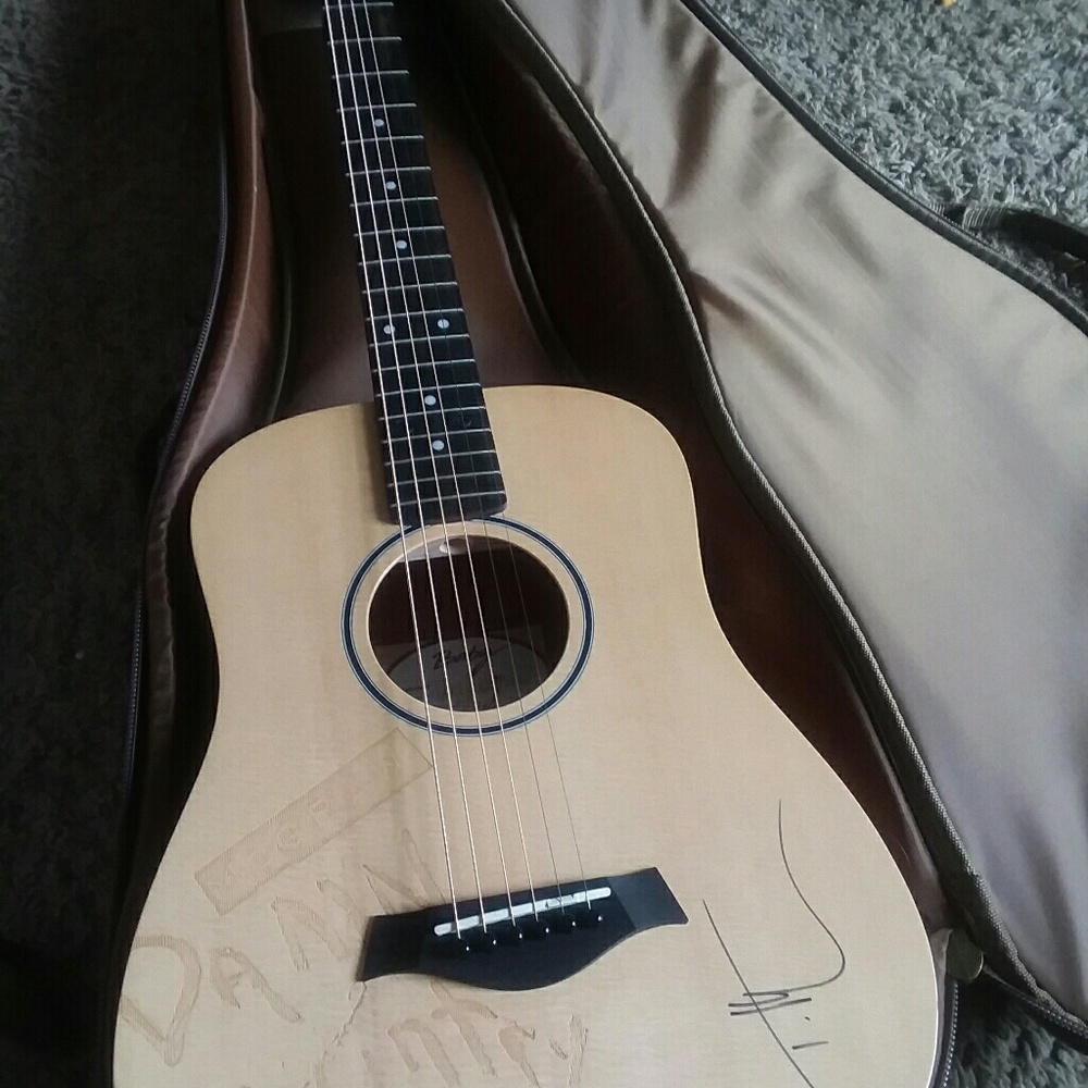 Guitar signed by Tim McGraw limited edition