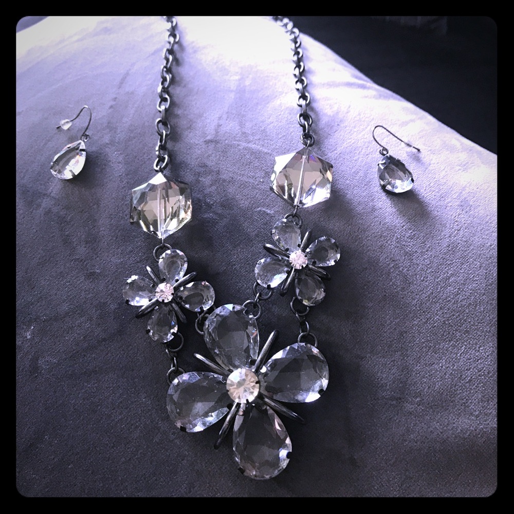 Glass necklace with earrings