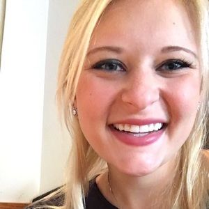 Meet your Posher, Larissa