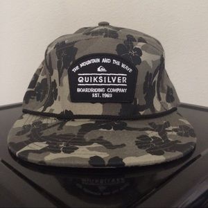Quiksilver Mountain&Wave Flower Camo Snapback