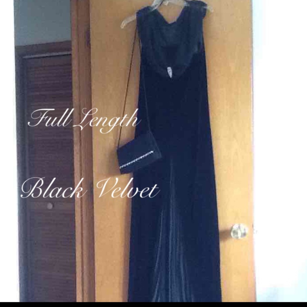 Great Holiday Gown💃Black velvet evening gown💃