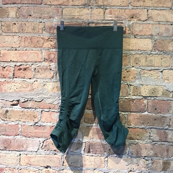 lululemon athletica Pants - Lululemon green cropped leggings size 4