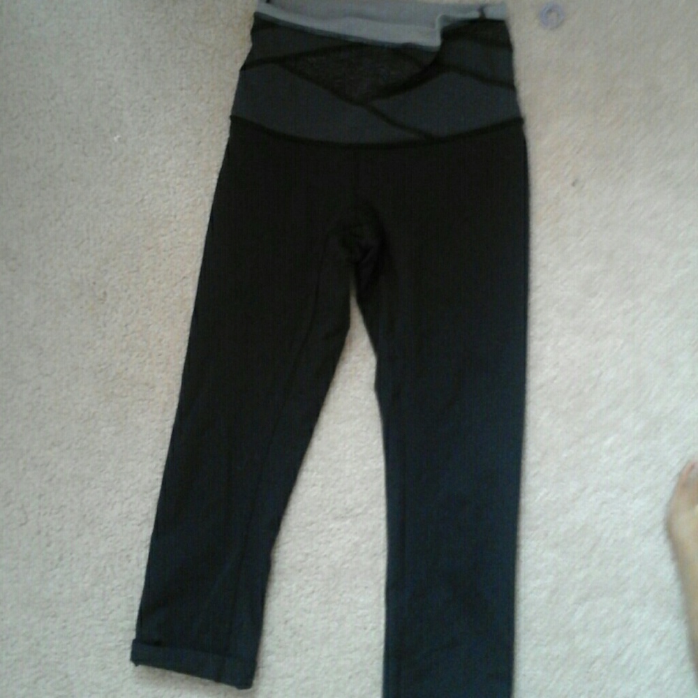 Lululemon black half cropped leggings