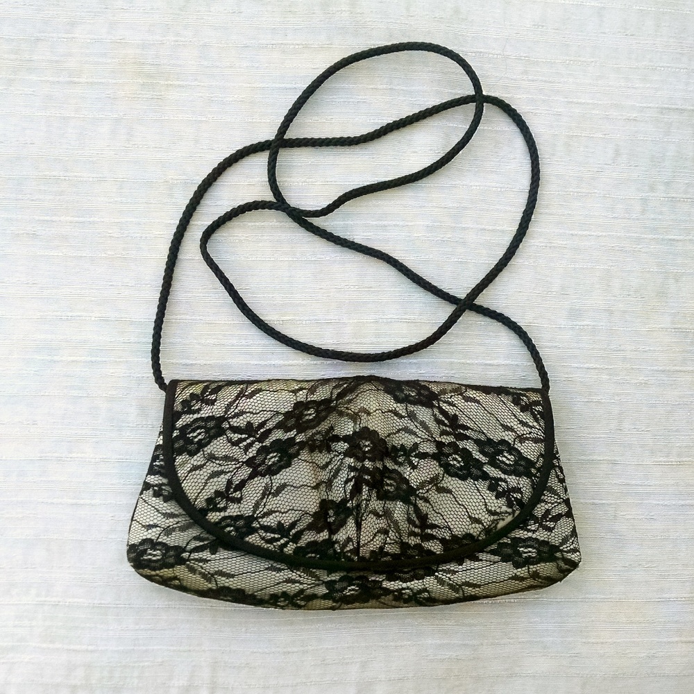 ✨FREE w Bundle✨ Black + Cream Floral Lace Clutch