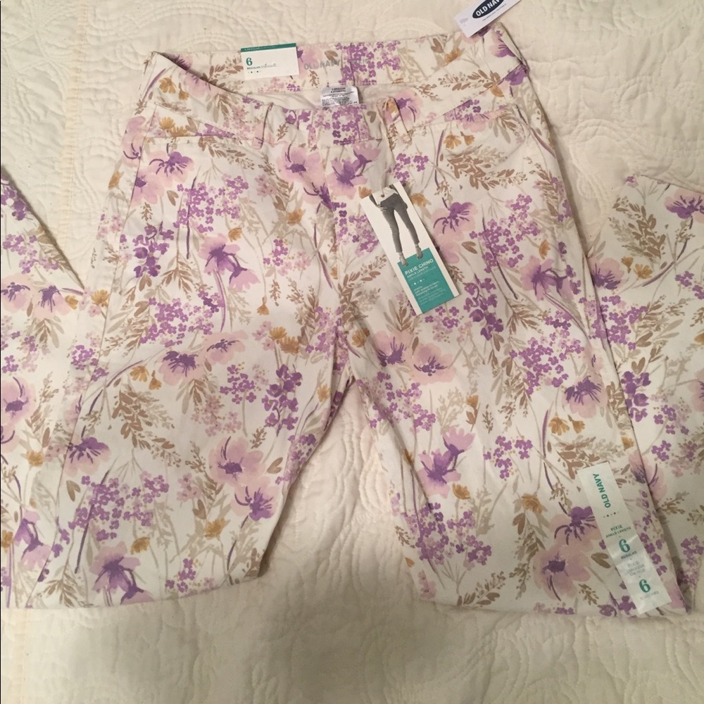 NWT- Old Navy Pixie Chino