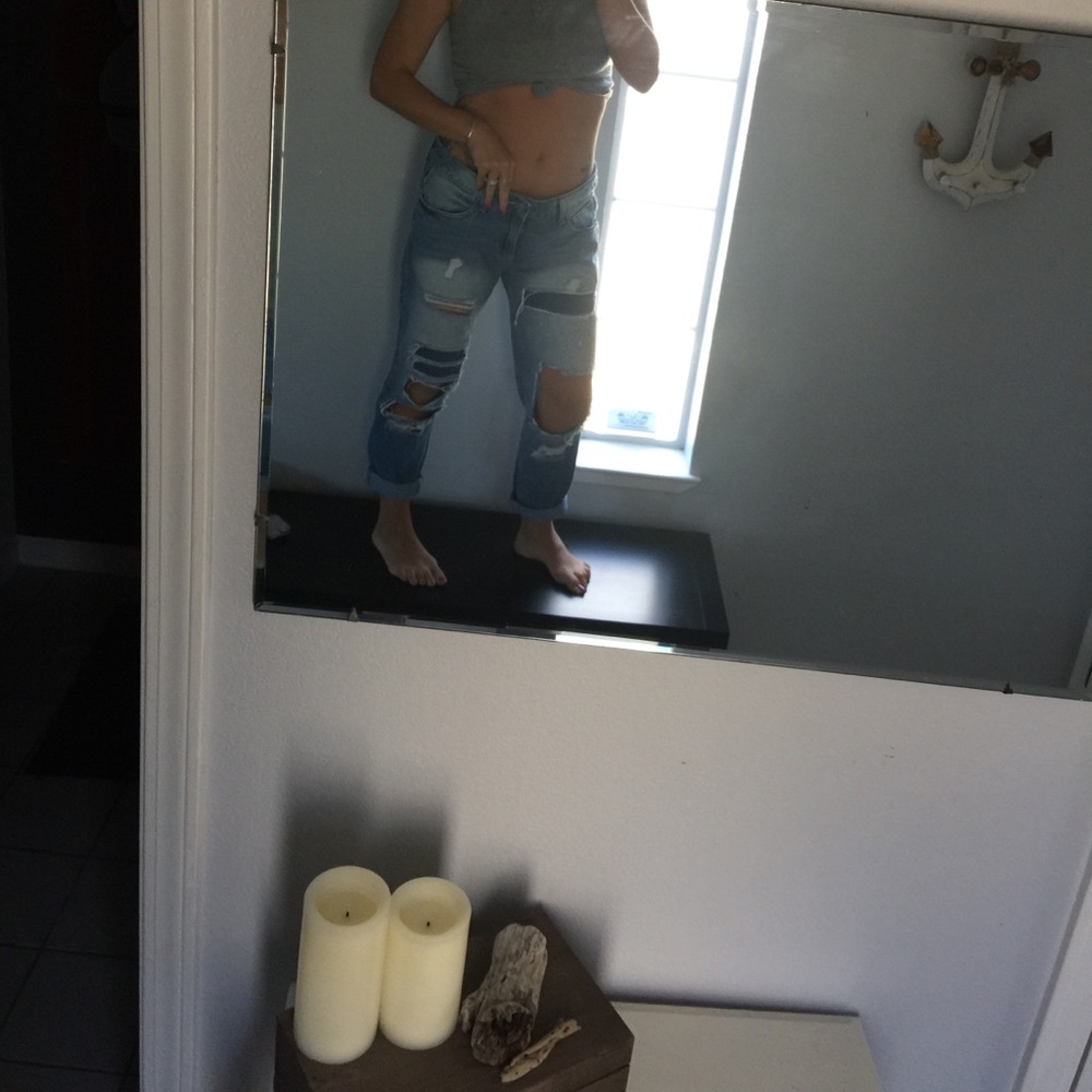 ✨Host Pick✨ Ripped boyfriend jeans - Picture 4 of 5
