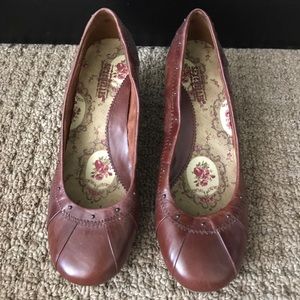 Cognac leather wedge shoe by Seychelles