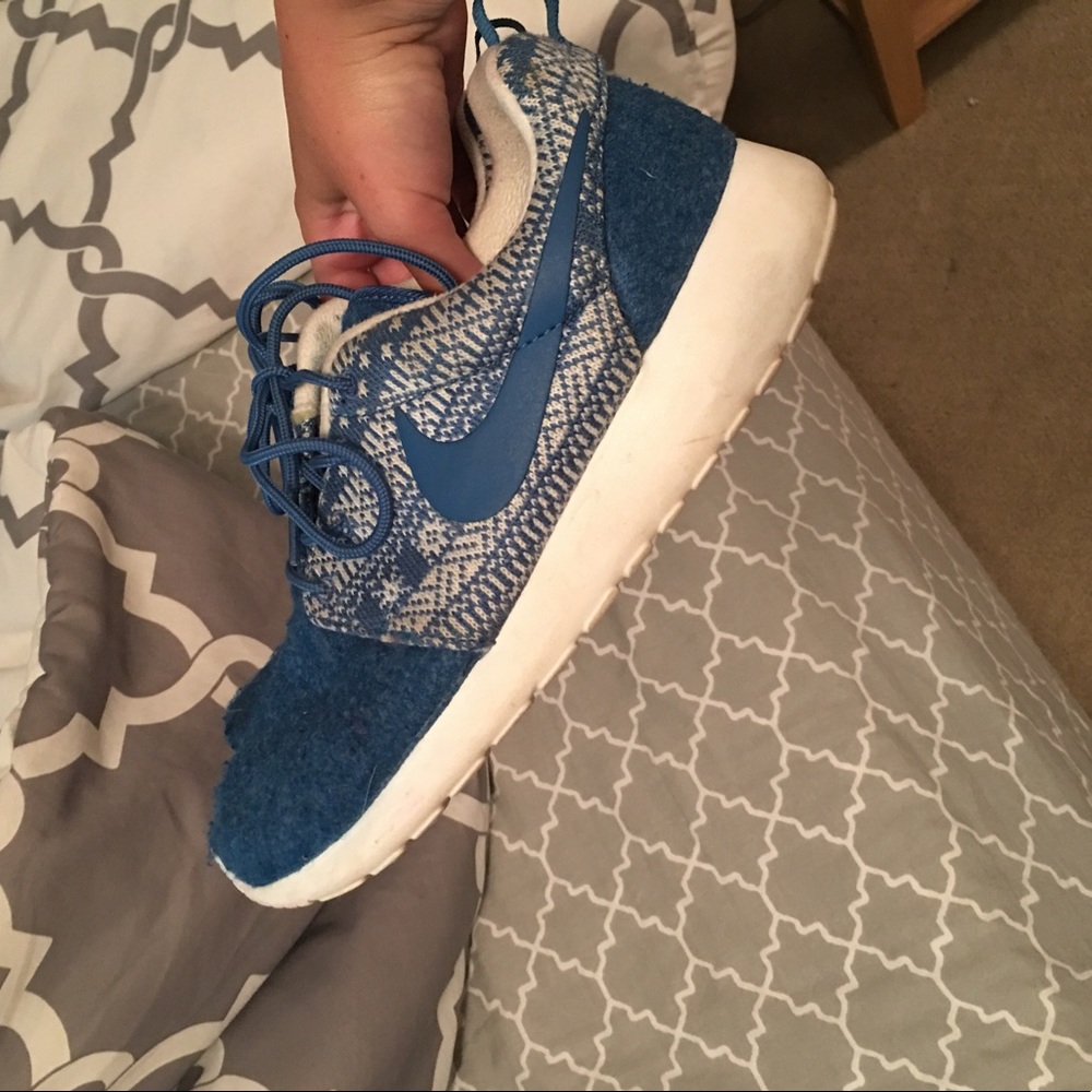 NIKE ROSHES SIZE 7