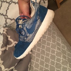 NIKE ROSHES SIZE 7