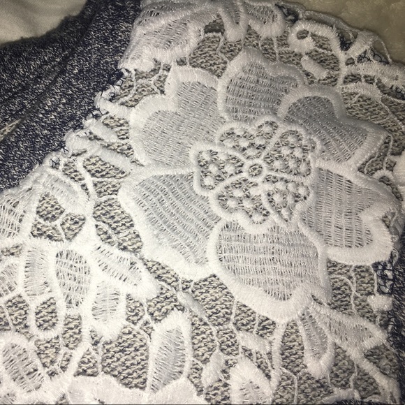 Long sleeved, slightly cropped top - Picture 3 of 3