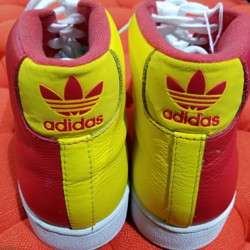 Vintage Adidas size 10.5 in mens red and yellow sn