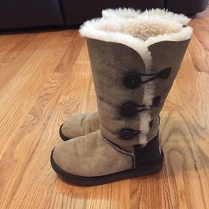 UGG Bailey button triple size 6