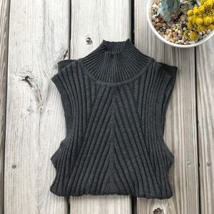 Sleeveless gray patterned sweater tank