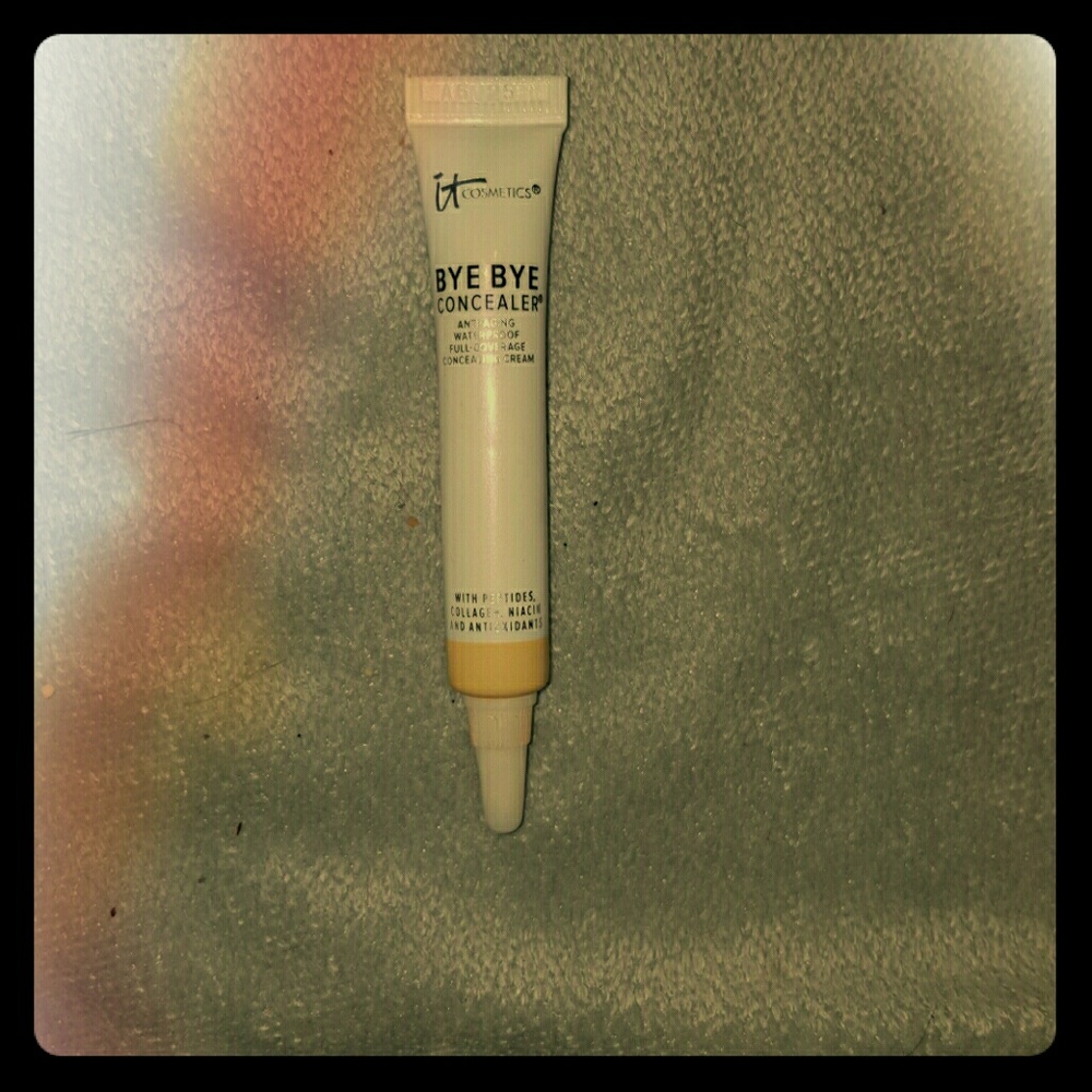 IT COSMETICS BYE BYE CONCEALER-LIGHT