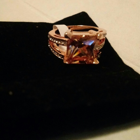 Gorgeous morganite CZ ring. - Picture 2 of 5