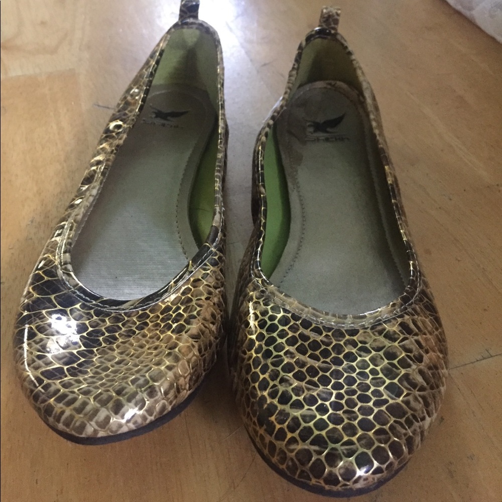 Gold leopard print flats!