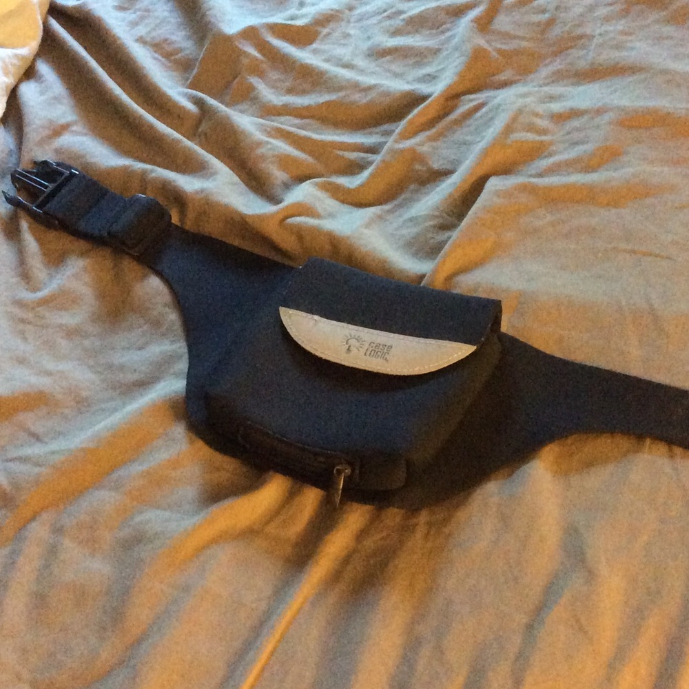 Belt with pocket for electronics while exercising