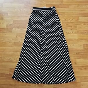 Maxi skirt. NWT.  Black and ivory. Merona. Stretch