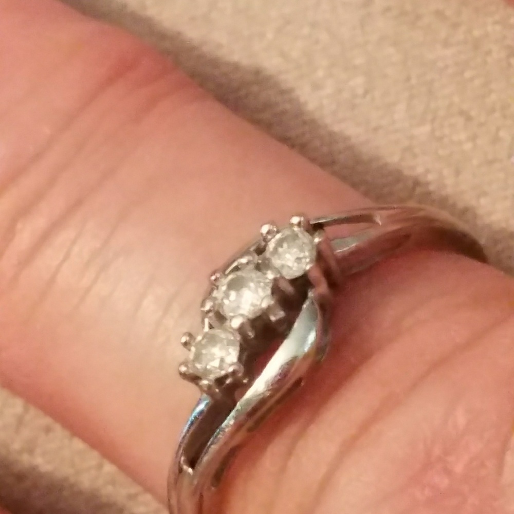 10k white gold 3 stone diamond ring