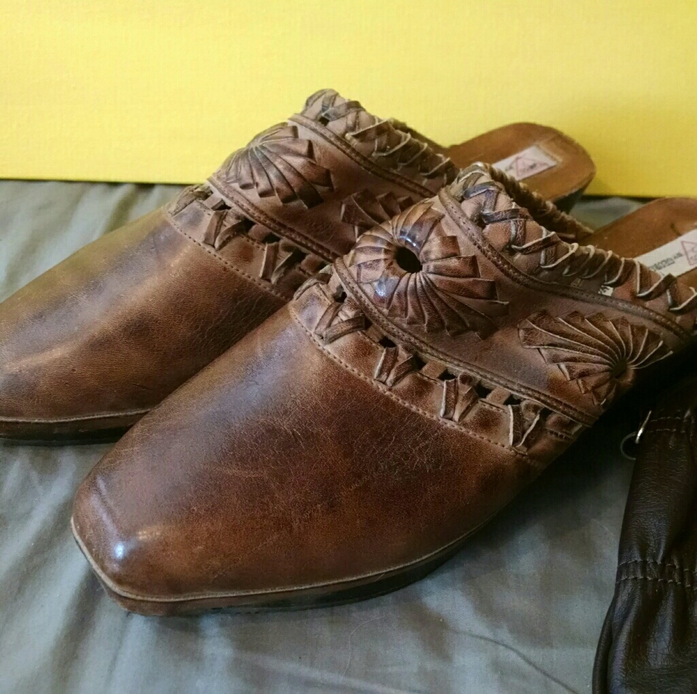 Vintage GUESS Leather Clogs
