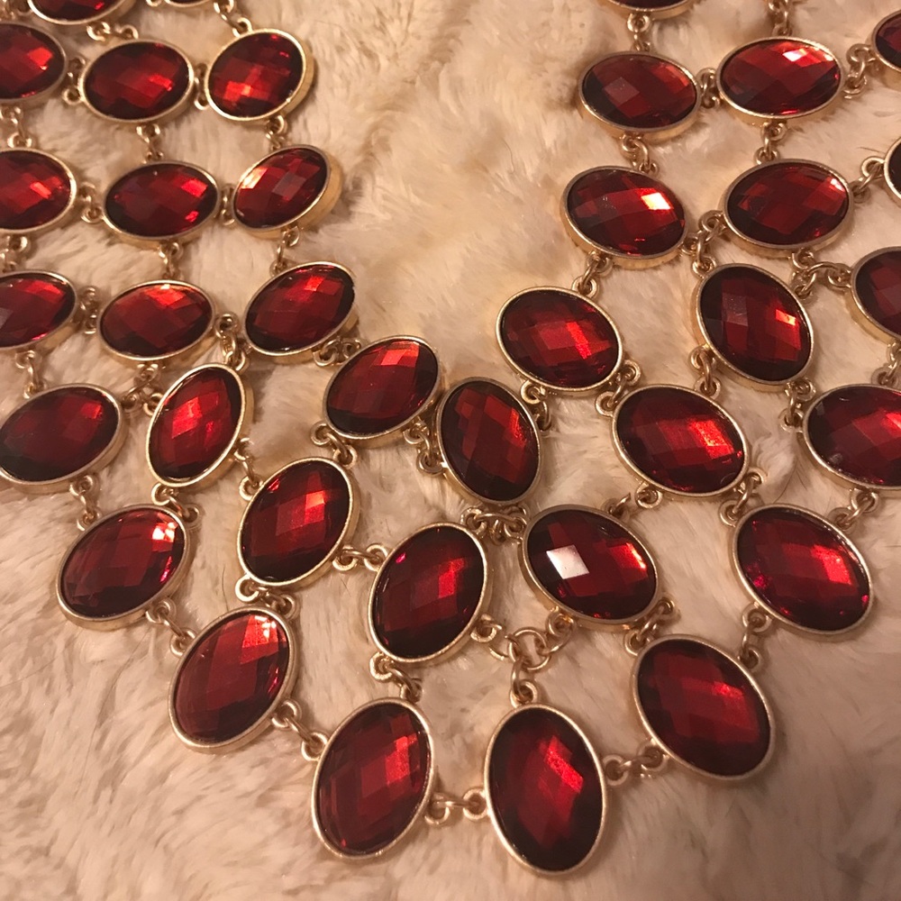 Statement holiday necklace✨