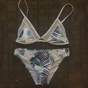 Tropical print bikini!! 👙👙👙
