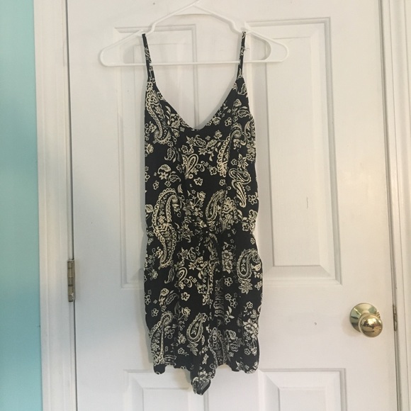 Black and white floral romper - Picture 1 of 3