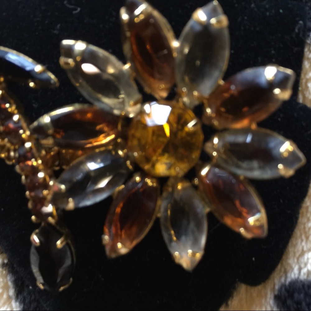 Flower Brooch - Picture 2 of 4